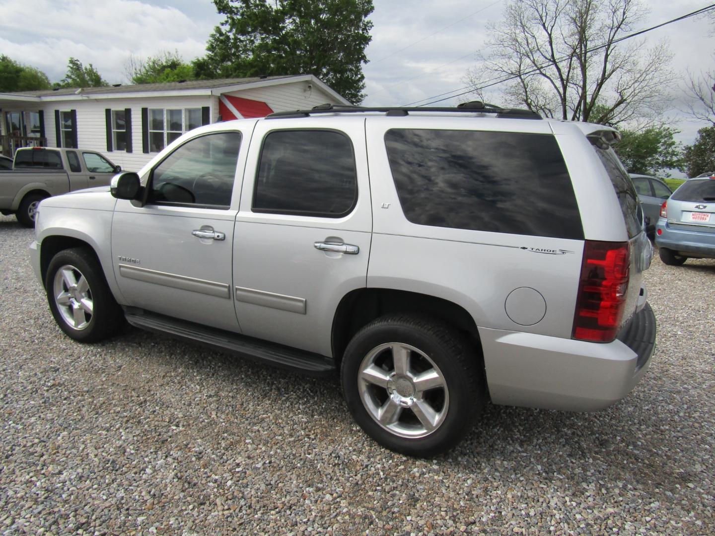 2013 Silver /Gray Chevrolet Tahoe (1GNSCBE04DR) with an V8 engine, Automatic transmission, located at 15016 S Hwy 231, Midland City, AL, 36350, (334) 983-3001, 31.306210, -85.495277 - Photo#5